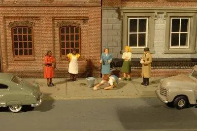 Ho Scale Bachmann Sidewalk People 1